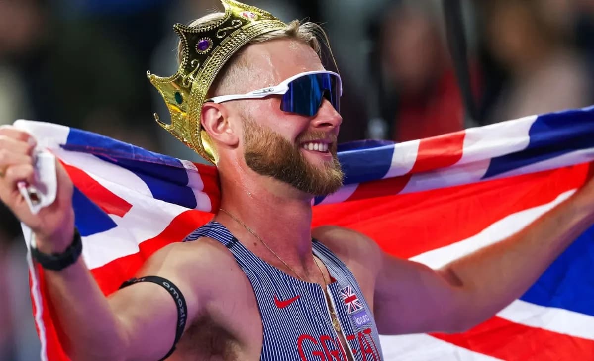 Kerr Reclaims World Indoor 3000m Title for Great Britain