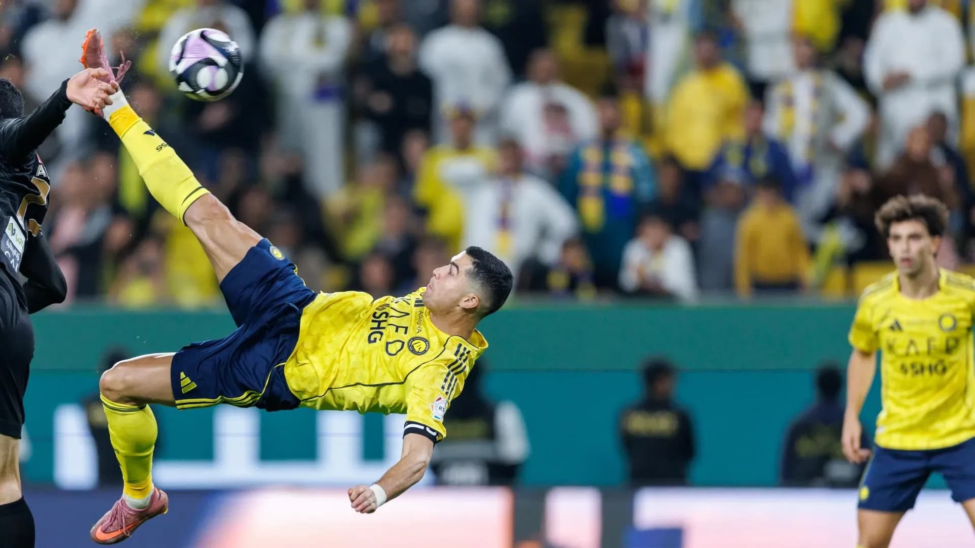 Ronaldo Stuns with Spectacular Bicycle Kick in Al Nassr Victory